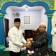Pj Wali Kota Tebingtinggi, Dr Moettaqien Hasrimi, S.STP, M.Si saat menyerahkan bantuan kepada Pengurus BKM Masjid Nurul Iman. Waspada/Kristian Brahmana