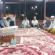 Tgk Junaidi Nasruddin atau akrab disapa Abah Junaidi, ketika memberikan materi Halaqah Rutin, Kamis (25/7) malam, di Balee Buet Meuligoe Bupati Aceh Besar di Kota Jantho. (Waspada/Ist)