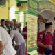 Kalapas Kelas IIA Pematangsiantar M Pithra Jaya Saragih saat memasangkan tanda wisuda tahfidz Quran kepada salah seorang warga binaan, Kamis (25/7).(Waspada/ist).