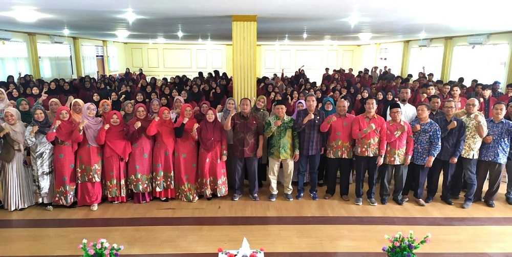 Dekan FKIP UM Tapsel, Eli Marlina Harahap M.Pd (9 kiri), Kasi SMA dan PK Cabdis Pendidikan Wilayah XI, Muhammad Akhyar Nasution MSi (tengah) dan Ketua Pembina Dikdasmen PDM Padangsidimpuan Al Benny H Damanik foto bersama dengan mahasiswa peserta PLP FKIP UM Tapsel, saat pelepasan, Jumat (26/7).Waspada/Mohot Lubis