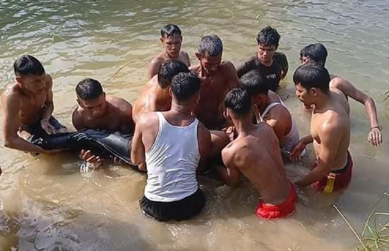 Jasad korban pencari pempeng yang tenggelam berhasil ditemukan di sungai Bhom Lama, Peurreulak, Aceh Timur, Kamis (25/7). Waspada/H. Muhammad Ishak