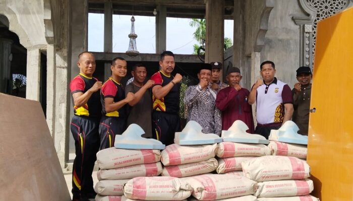 Brimob Salurkan Bantuan Material Pembangunan MCK Masjid