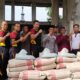 Danki 2 Batalyon B Pelopor AKP Muhammad Rizaldi dan personelnya saat menyerahkan bantuan berupa material semen, besi dan pipa paralon untuk pembangunan MCK, di Masjid Nurul Ikhlas, Gampong Aramiyah Kecamatan Birem Bayeun, Kabupaten Aceh Timur, Jumat (26/7). Waspada/Rapian