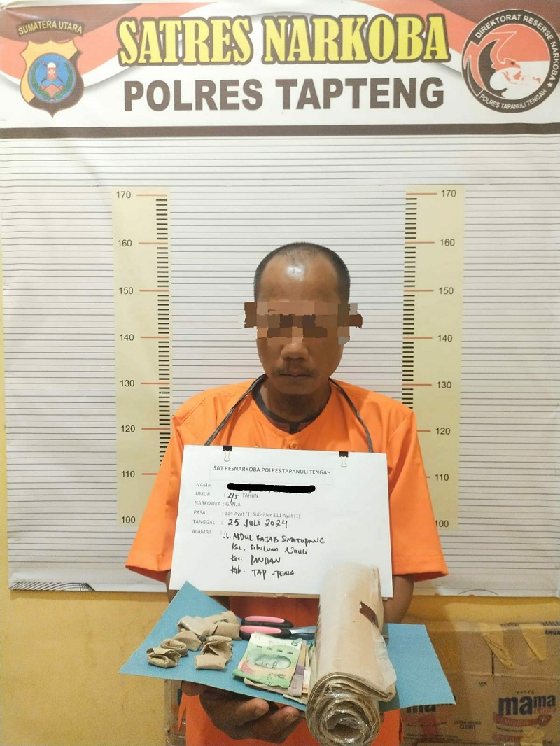 MS, 45, warga Kecamatan Pandan, Kabupaten Tapteng bersama barang bukti diamankan di Polres Sibolga untuk proses hukum selanjutnya. Waspada/ist