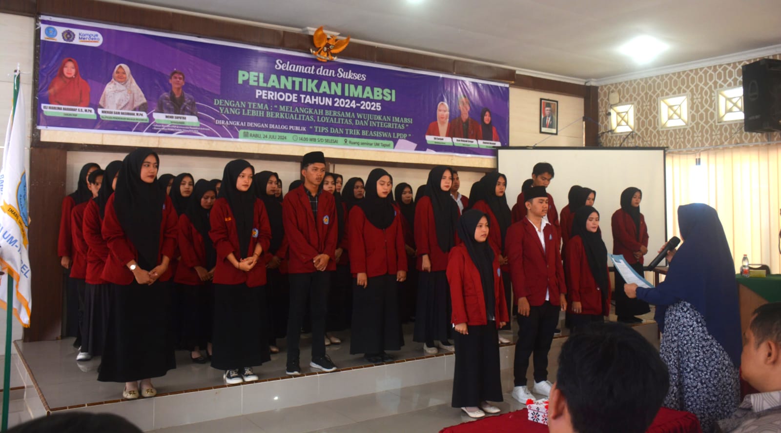 Dekan FKIP UM Tapsel, Eli Marlina Harahap, SS, M.Pd, saat melantik pengurus IMABSI FKIP UM Tapsel Periode 2024-2025 di di Aula Seminar UM Tapsel, Jl.Sutan Mohd Arief, Batang Ayumi, Padangsidimpuan tanggal 24 Juli 2024. Waspada/ist.