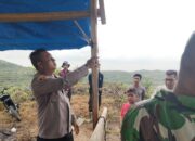 Polisi bersama warga mengamati pondok dijadikan tempat berlindung dua Satpam PT Bumi Flora yang disambar petir di Alue Lhok, Idi Tunong, Aceh Timur, Senin (29/7). Waspada/H. Muhammad Ishak