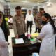 Kapolres Binjai AKBP Bambang C Utomo sedang mengawasi tes urine yang diadakan oleh RS Bhayangkara Medan bersama Dokkes Polres Binjai. (Waspada/Ist)