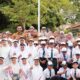 Pj Bupati Aceh Besar Muhammad Iswanto didampingi Camat Blang Bintang M Kamil Zuhri foto bersama dewan guru, para siswa dan siswi SMPN 2 Ingin Jaya, Cot Karieng, Blang Bintang, Aceh Besar, Senin (29/7). (Waspada/Ist)