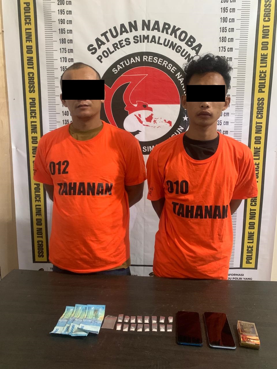 Kedua pelaku, Su alias Botak dan NR alias Suek bersama barang bukti saat diamankan di Mapolres Simalungun.(Waspada/ist).