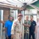 Korban terkena dampak kebakaran rumah di Desa Sibulele Muara poto bersama dengan Edi Aryanto mewakili Gus Irawan Pasaribu.(Waspada/Ist)