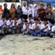 Kasat Binmas Polres Pematangsiantar AKP Jahrona Sinaga (pakaian dinas tengah berdiri) melaksanakan Police Go To School di SMA dan SMP Swasta Erlangga, Jl. Merdeka, Senin (29/7) dan berkesempatan foto bersama usai kegiatan.(Waspada-Ist).