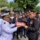 Kapolres Sabang menerima Kue Ulang Tahun dari rekannya anggota Forkopimda Sabang. (Waspada/ist)
