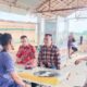 Calon Panglima Laot Seuneubok Antara Langsa Rusba (Raja King) menggunakan baju kemeja berkotak coklat saat diundang perwakilan Warga Nelayan Langsa Timur dan Langsa Lama. Waspada/Munawar