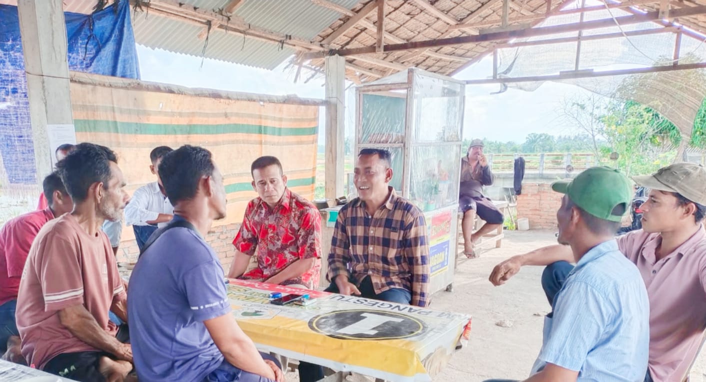 Calon Panglima Laot Seuneubok Antara Langsa Rusba (Raja King) menggunakan baju kemeja berkotak coklat saat diundang perwakilan Warga Nelayan Langsa Timur dan Langsa Lama. Waspada/Munawar