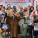 Wali Kota Pematangsiantar Susanti Dewayani (lima kiri) pose bersama ibu-ibu pemilik Balita saat Aksi Tumbuh Kejar Balita Stunting di UPTD Puskesmas Tomuan, Jl. Pattimura, Kel. Tomuan, Kec. Siantar Timur, Senin (29/7).(Waspada-Ist).