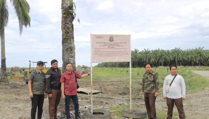 Penyidik Kejari Abdya Cek Plang Penyitaan Lahan PT CA Yang Diduga Hilang