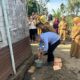 Pj Wali Kota Tebingtinggi, Dr Moettaqien Hasrimi, S.STP, M.Si, saat melakukan ground breaking di rumah Parida Hanum, penerima RTLH Tahun 2024. Waspada/Kristian Brahmana