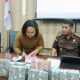 KAJARI Samosir, Karya Graham Hutagaol bersama Kepala BPKAD Kab. Samosir, Melva Siboro saat eksekusi uang pengganti terpidana Epariama Pakpahan kasus tindak pidana korupsi APBDesa tahun anggaran 2021 Desa Salaon Dolok. Waspada/Valen