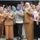 Wali Kota Pematangsiantar Susanti Dewayani (empat kiri) pose bersama peserta pelatihan salon saat penutupan pelatihan salon Pokmas Bantan Sejahtera di LKP Zendro, Jl. Sisingamangaraja, Senin (29/7).(Waspada-Ist).