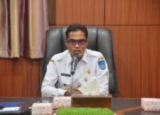Pj. Wali Kota Langsa, Syaridin S.Pd., M.Pd mengistruksikan pemasangan Bendera Merah Putih dan umbul-umbul kepada masyarakat, Selasa (30/8). Waspada/ist