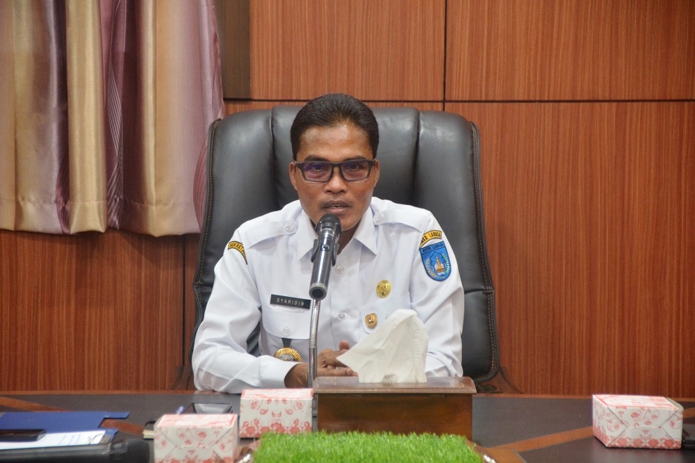 Pj. Wali Kota Langsa, Syaridin S.Pd., M.Pd mengistruksikan pemasangan Bendera Merah Putih dan umbul-umbul kepada masyarakat, Selasa (30/8). Waspada/ist