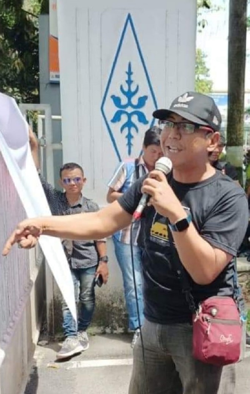 Foto dokumen Aktivis 98 asal Kabupaten Deliserdang Nugroho Wicaksono saat melakukan aksi demo di depan Kantor Bupati. (Waspada/ist)