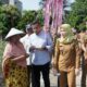 Pj Wali Kota, Dr Moettaqien Hasrimi, S.STP, M.Si saat berbincang dengan petani di Kecamatan Bajenis. Waspada/Kristian Brahmana