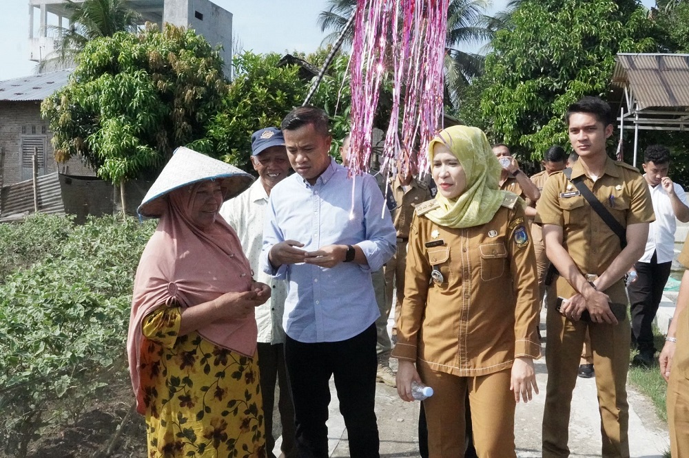 Pj Wali Kota, Dr Moettaqien Hasrimi, S.STP, M.Si saat berbincang dengan petani di Kecamatan Bajenis. Waspada/Kristian Brahmana