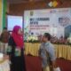 ARIFIN, Ketua Disabilitas Kota Subulussalam curhat dengan Pj. Ketua TP PKK Kota Subulusalam, H. Siti Nahziah, S.Ag usai Pembukaan Musrenbang RPJPD 2025-2045. (Waspada/Khairul Boangmanalu)