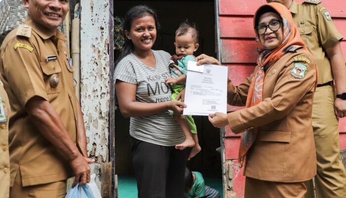 Wali Kota Serahkan Bantuan Kepada Keluarga Berisiko Stunting