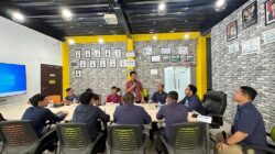 Pengurus DPC Pemuda Peduli Nias saat mendatangi Kantor PT PLN UP3 Nias guna mempertanyakan rencana pemindahan mesin PLTG Idanoi berdaya 25 MW ke Pulau Sulawesi, Selasa (30/7). Waspada/Ist