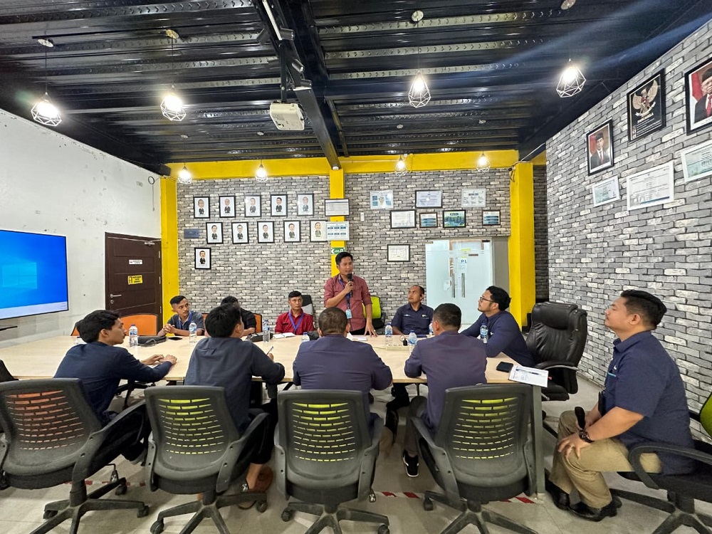 Pengurus DPC Pemuda Peduli Nias saat mendatangi Kantor PT PLN UP3 Nias guna mempertanyakan rencana pemindahan mesin PLTG Idanoi berdaya 25 MW ke Pulau Sulawesi, Selasa (30/7). Waspada/Ist