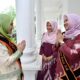 Bunda PAUD Kota Banda Aceh, Yekki Yasmin (kiri), saat menerima kedatangan Bunda PAUD Kab. Batubara, Febriyani Heri Wahyudi di pendopo. (Waspada/Zafrullah)