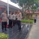 Terlihat Kapolres Binjai AKBP Bambang C Utomo menegur anggotanya yang tidak apel pagi. (Waspada/Ist).