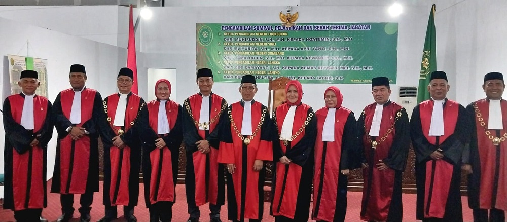 Ketua Pengadilan Tinggi Aceh Suharjono melantik dan mengambil sumpah jabatan lima KPN di Aceh dan sekaligus serahterima jabatan KPN di Balai Tgk Chik Ditiro gedung Pengadilan Tinggi Banda Aceh, Rabu (31/07/24).(Waspada/T.Mansursyah)