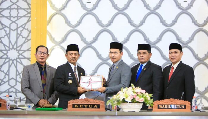 Pj Wali Kota Banda Aceh Serahkan KUA PPAS 2025 Ke Dewan