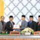 Pj.Wali Kota Banda Aceh Ade Surya menyerahkan dokumen KUA-PPAS Tahun 2025 yang diterima Ketua DPRK Farid Nyak Umar dalam sidang paripurna di gedung dewan setempat, Selasa (30/07/24) sore. (Waspada/T.Mansursyah)