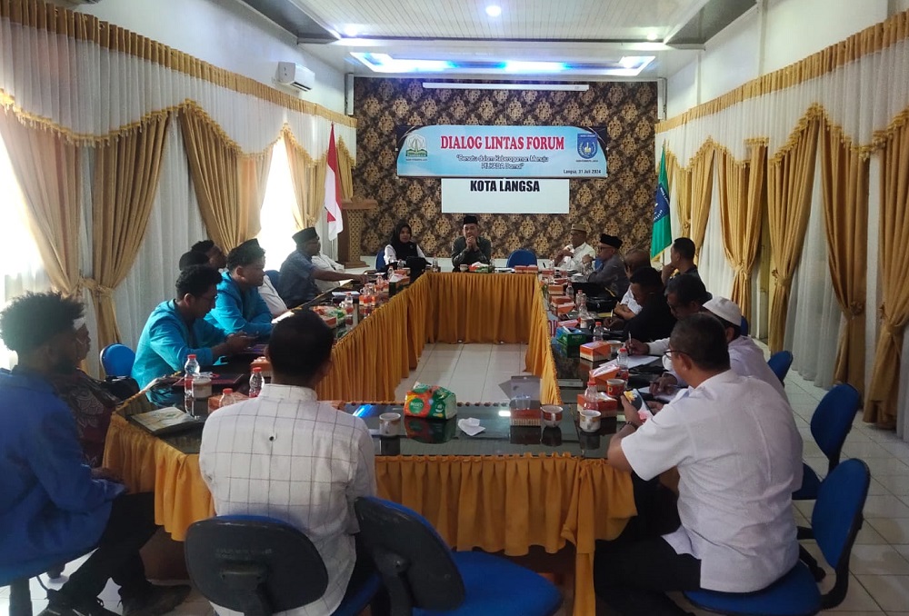 Plt Sekretaris Kesbangpol Kota Langsa, Amir Muda Arafat dan Sekretaris FKUB Provinsi Aceh, H Hasan Basri M Nur dalam dialog lintas forum, yang digagas Kesbangpol Provinsi Aceh, di Aula Kesbangpol Langsa, Rabu (31/7). Waspada/Rapian