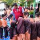 Kadisdikbud Aceh Besar, Bahrul Jamil berbincang akrab dengan murid baru saat memantau hari pertama sekolah di SD 1 Darul marah, Aceh Besar, Senin (15/7) lalu. (Waspada/Ist)