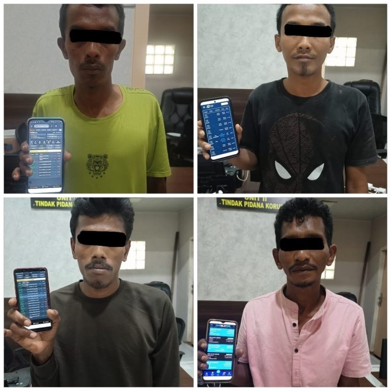 Empat tersangka pelaku judi online yang ditangkap personel Satreskrim Polresta Banda Aceh di sebuah warkop di salah satu gampong di Banda Aceh. (Waspada/Zafrullah)