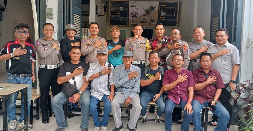 Kasatlantas Polres Sergai Iptu Fauzul Arasy didampingi para Kanit bersama sejumlah Wartawan Unit Polres Sergai usai coffee morning di Kafe dVan di Seirampah, Rabu ( 31/7) Waspada/Ist.