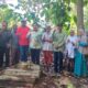Wakil DPRA Teuku Raja Keumangan saat meninjau lokasi sejarah raja di Seuneuam Darul Makmur Kabupaten Nagan Raya, Selasa (2/7).(Waspada/Muji Burrahman)