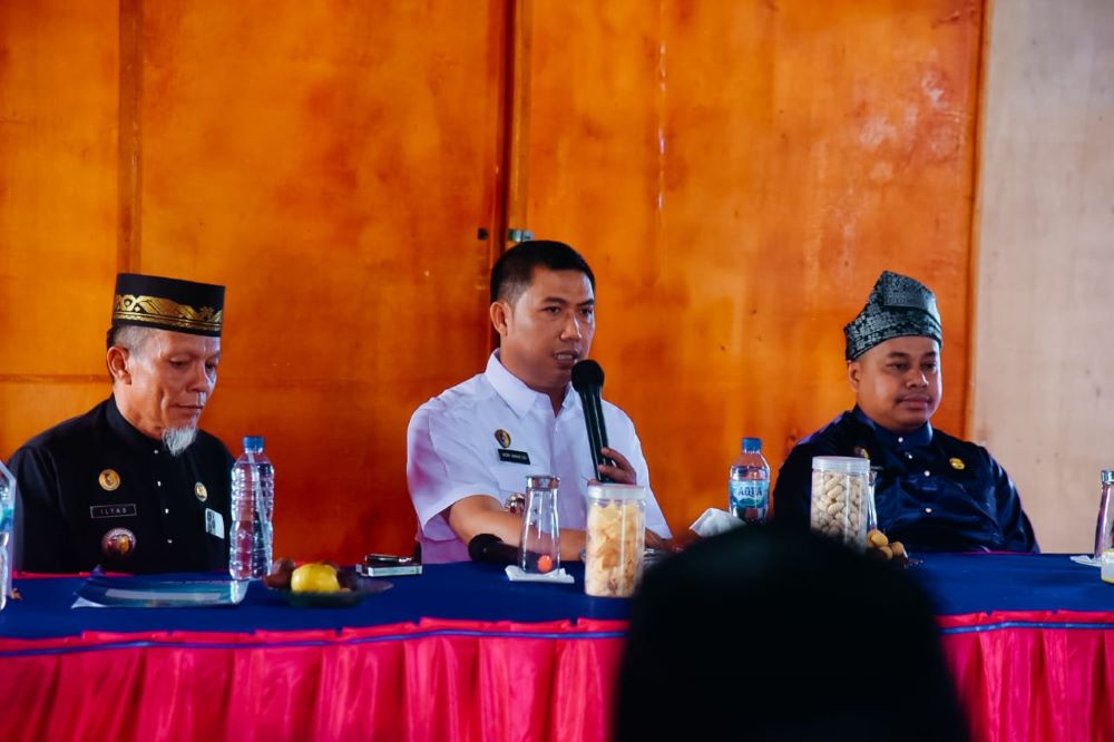 JALANNYA silaturahmi dan ramah-tamah Pj Bupati Batubara H Heri Wahyudi Marpaung dengan Forkopimca dan kepala desa se-Kacamatan Talawi. Waspada/Iwan Has