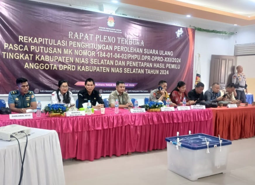 KPUD Nias Selatan menggelar rapat terbuka rekapitulasi perhitungan hasil suara Pemungutan Suara Ulang pemilihan anggota DPRD Nias Selatan di Kecamatan Simuk bertempat di Hotel Kitaro, Pasar Telukdalam, Rabu (3/7).