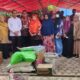 Anggota DPR Aceh dari Fraksi Partai Keadilan Sejahtera (PKS), Nova Zahara didampingi Kepala Dinas Sosial Kota Langsa, Armia, SP dan perwakilan Kepala Dinas Sosial Aceh Sri Wahyuni saat menyerahkan bantuan kepada pelaku usaha kuliner, kios, penjahit dan pembuatan kue di kantor Dinas Sosial Kota Langsa, Rabu (3/7). Waspada/dede