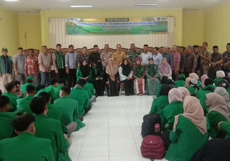 Unsur Muspika Lhoksukon mewakili masyarakat setempat, menyambut kedatangan ratusan mahasiswa di Aula Panglateh, Kota Lhoksukon, Selasa (2/7). Waspada/Zainal Abidin