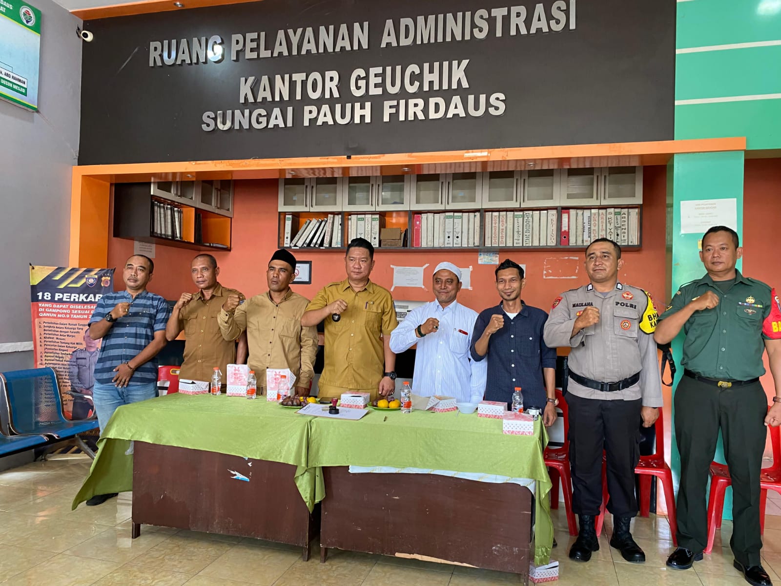 Acara silaturahmi serah terima jabatan dan pisah sambut Pemerintah Gampong Sungai Pauh Firdaus Kecamatan Langsa Barat, Senin (15/7). Waspada/Munawar