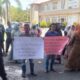 Masyarakat Desa Paya Udeun mendatangi Kantor Bupati terkait pemberhentian Kades, Senin (15/7).(Waspada/Muji Burrahman)