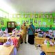 Pj Bupati Aceh Tamiang, Drs Asra saat mengunjungi MIN 2 Aceh Tamiang pada hari pertama masuk sekolah Senin (15/7). (Waspada/Yusri).