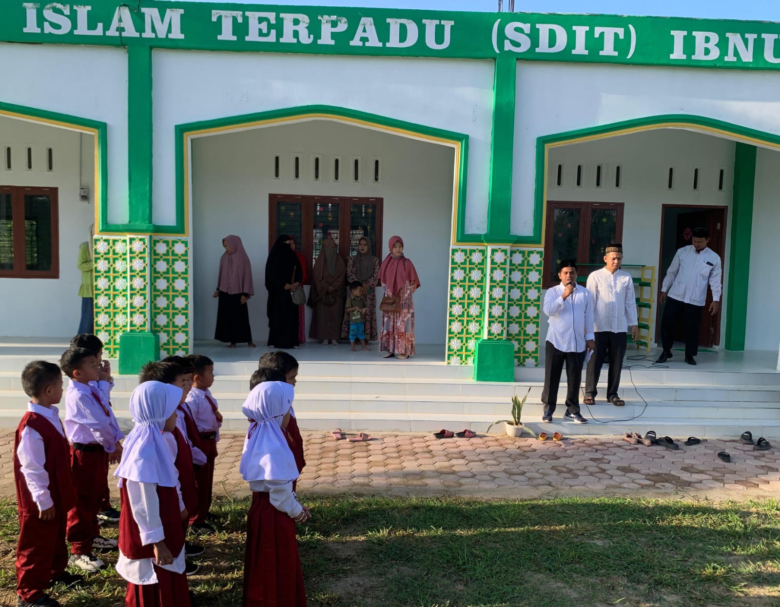 Apel perdana masuk sekolah di SD IT Ibnu Hasan Yayasan Abu Halif Desa Benua Raja. Kec. Rantau Aceh Tamiang, Senin (15/7). Waspada/ist